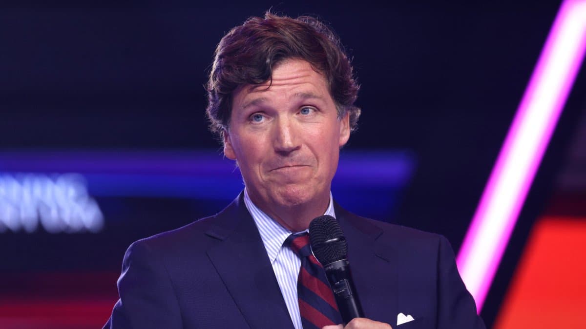 Will Donald Trump publicly insult Tucker Carlson by July 31, 2026?
